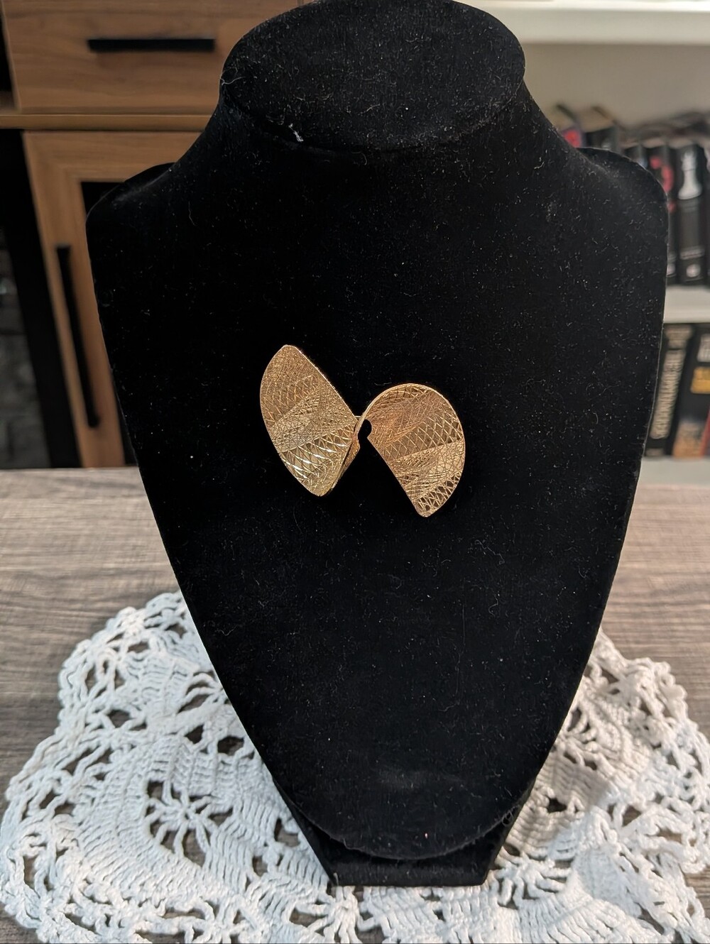 Sarah Coventry Gold Twist Brooch